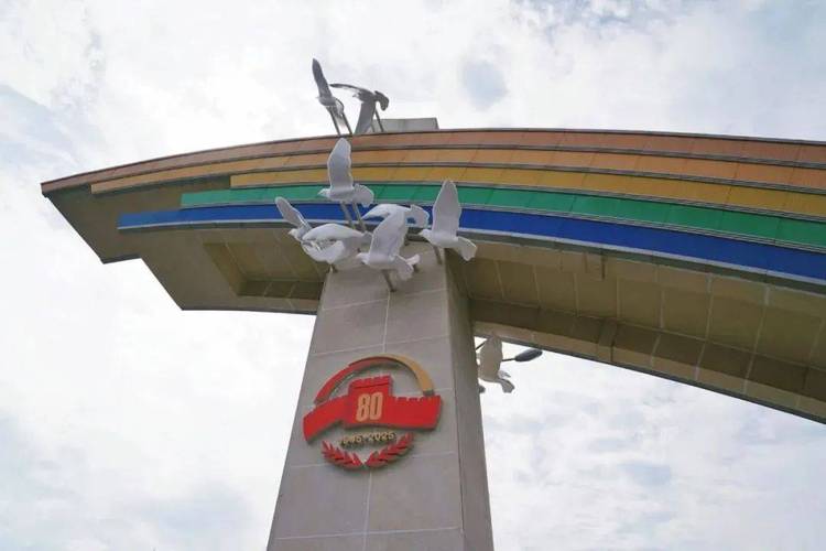 北京大街小巷悬挂国旗 全市喷泉开启