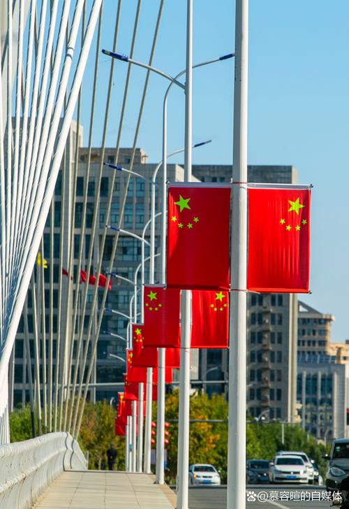 北京大街小巷悬挂国旗 全市喷泉开启