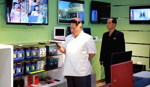 韩议长在北京与金正恩碰面并握手