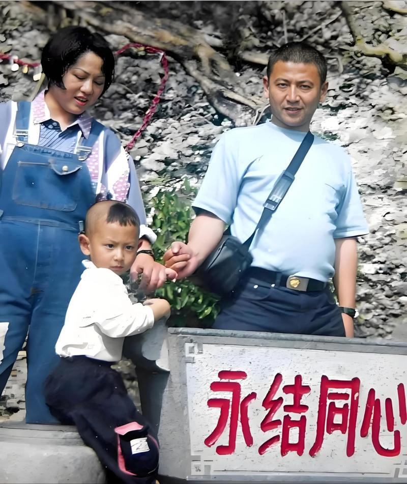“海空卫士”王伟遗孀在京观看阅兵