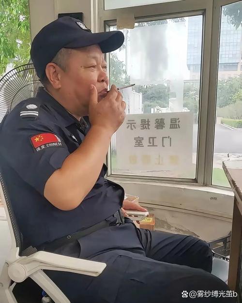 执勤军人纹丝不动 阿姨不停给其扇风