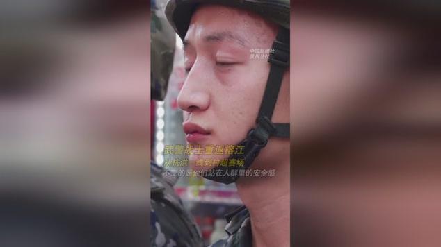 执勤军人纹丝不动 阿姨不停给其扇风