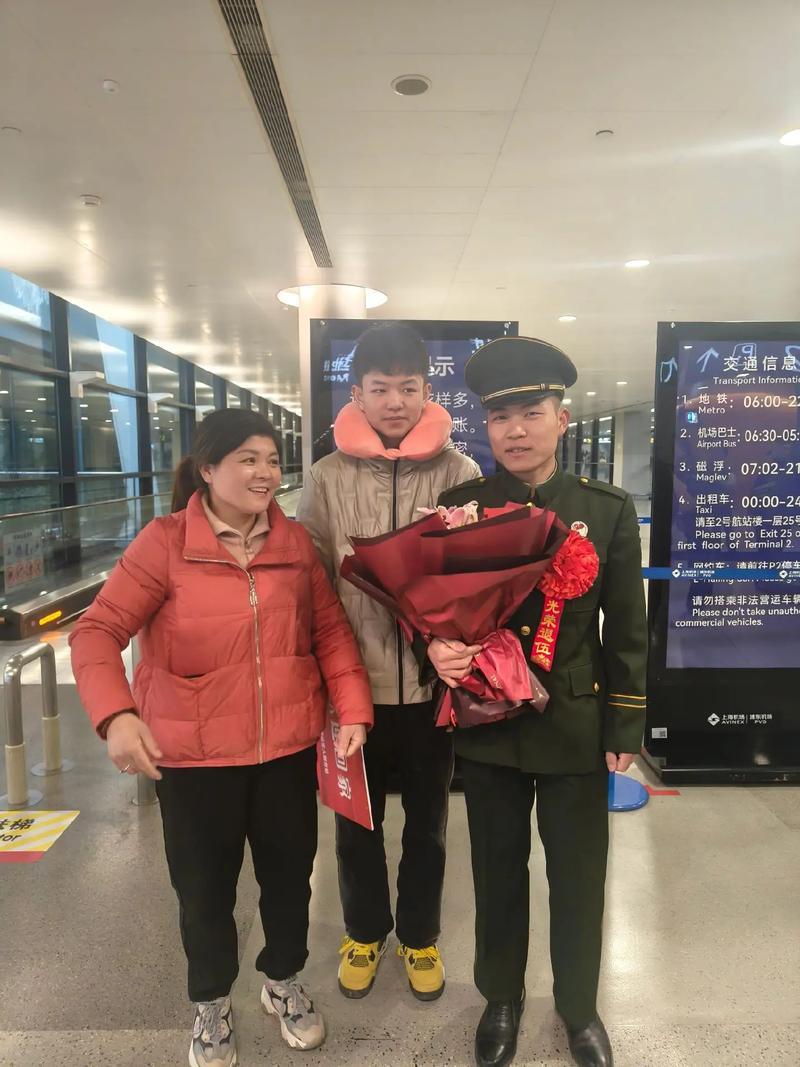 小女孩机场迎接退伍妈妈感人一幕