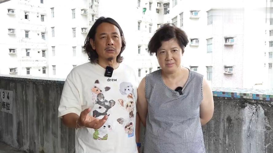 演员黄泽锋报喜:58岁妻子诞下二胎