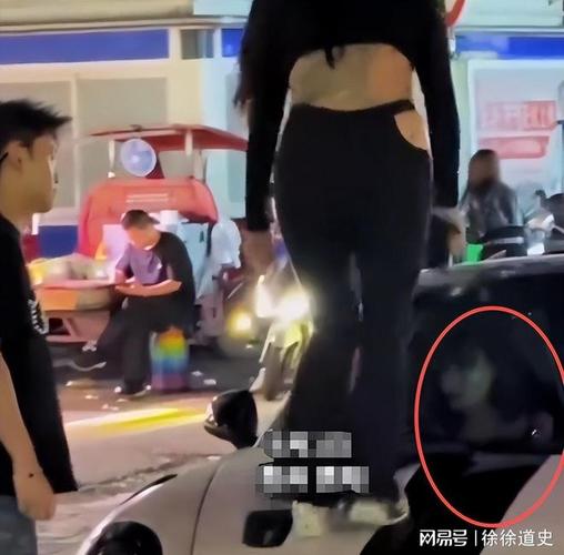 警方回应女子疑因情感纠纷踹保时捷