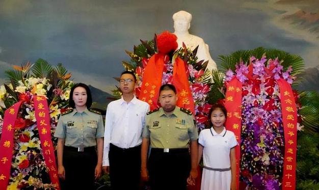毛新宇一家参加九三阅兵