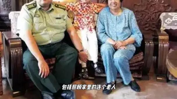 毛新宇一家参加九三阅兵