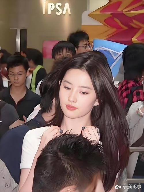 刘亦菲迪丽热巴同框相视一笑