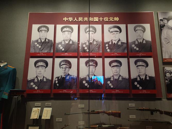 长沙会战碑下有人放了九三阅兵照片