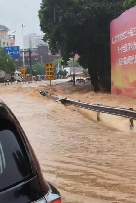 台风“塔巴”来袭 广东多地停课