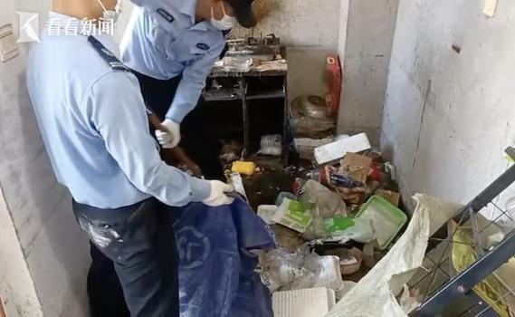 上海老太在3套房里囤30吨垃圾