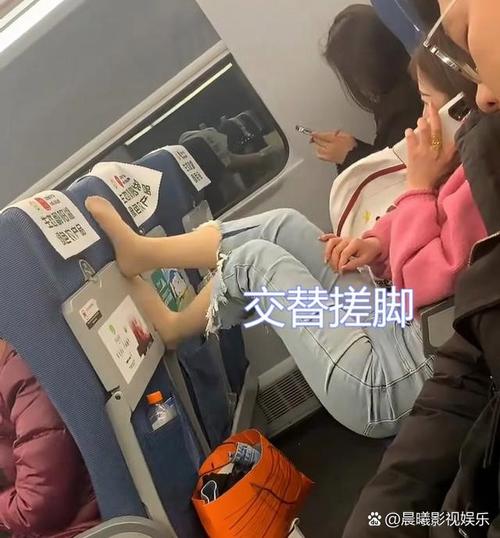 女子高铁上脱鞋 举起双脚做拉伸