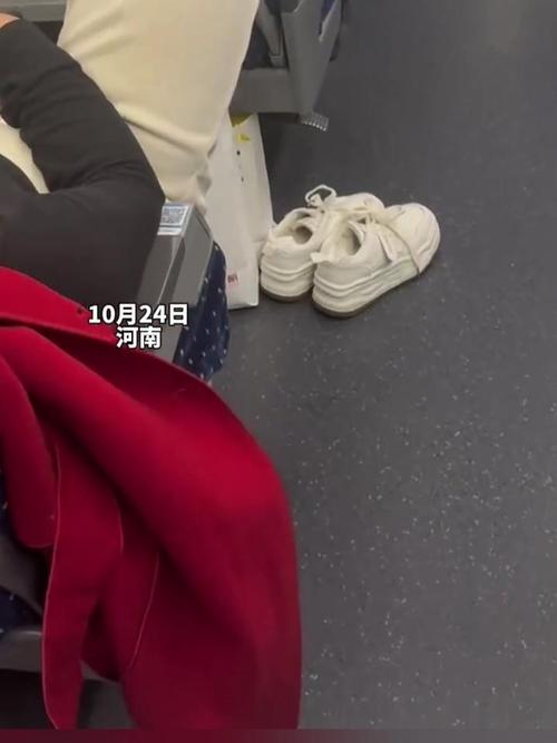 女子高铁上脱鞋 举起双脚做拉伸