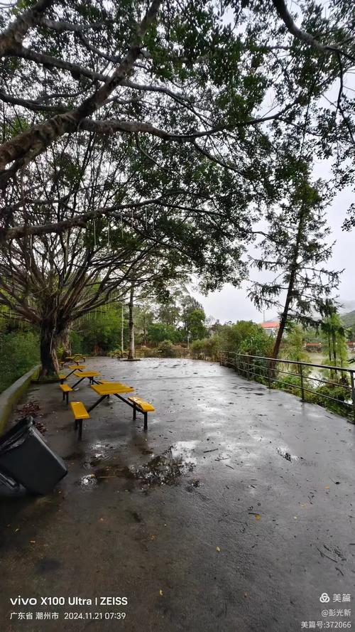 广东汕头一公路雨后满是白色泡沫