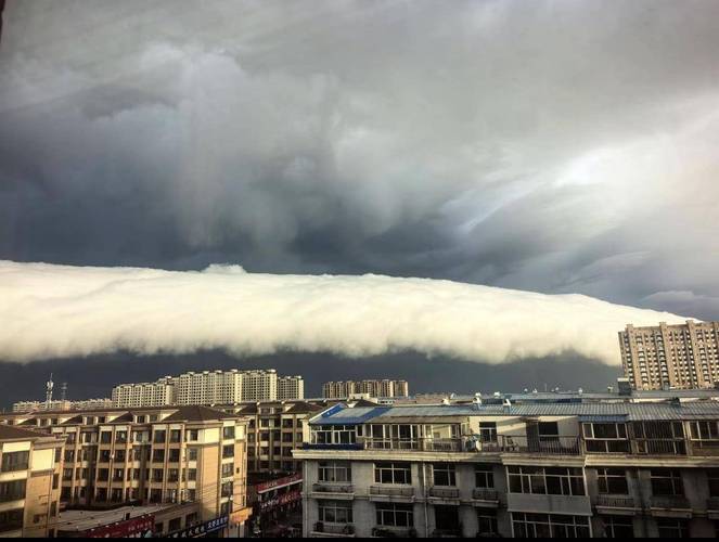 黑龙江一地现长条滚筒状“怪云”