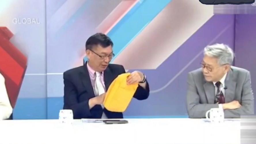 苑举正给阅兵观礼包贴上“封条”