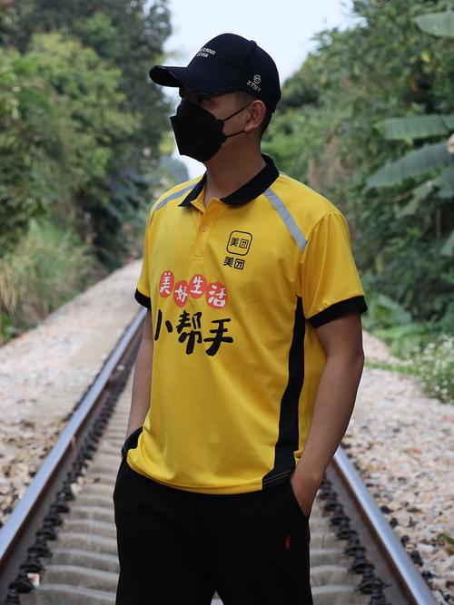 美团回应骑手服上印“点男模”字样