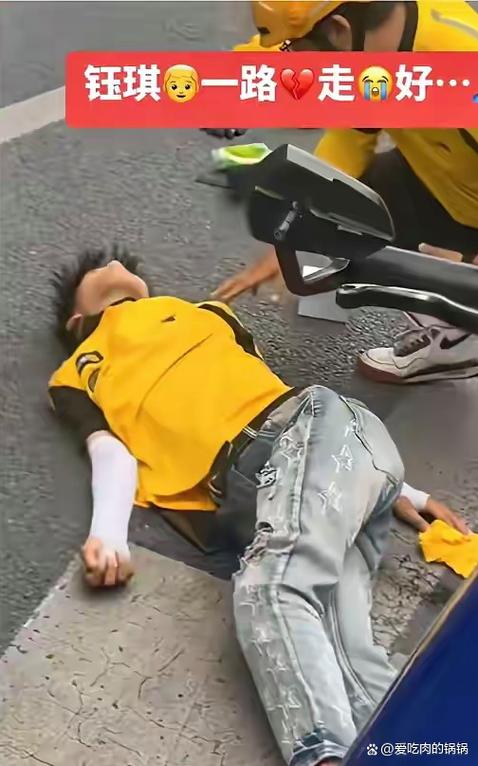 男孩踢球意外绊倒外卖员被判赔3.5万