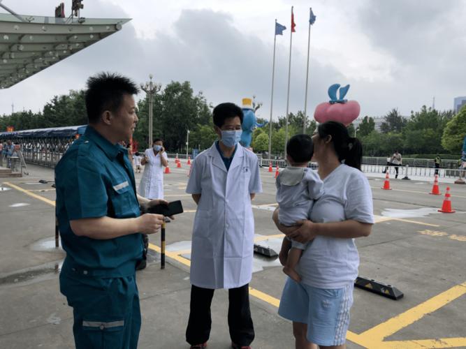 暴雨后儿童医院排长队看咳嗽