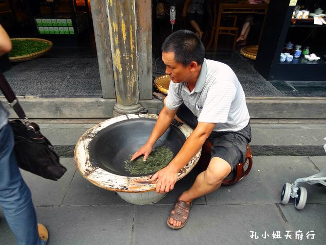 九寨沟一酒店出现毒蛇 孩子还上手摸
