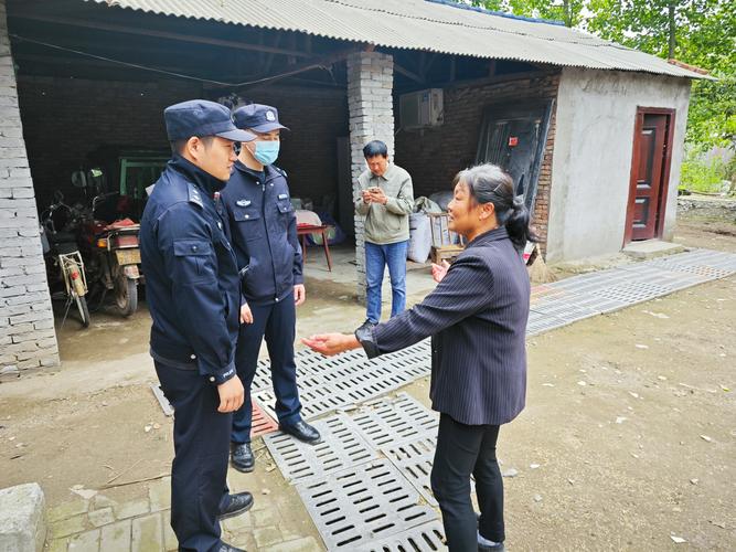 男子精神疾病突发怕伤人求助警察