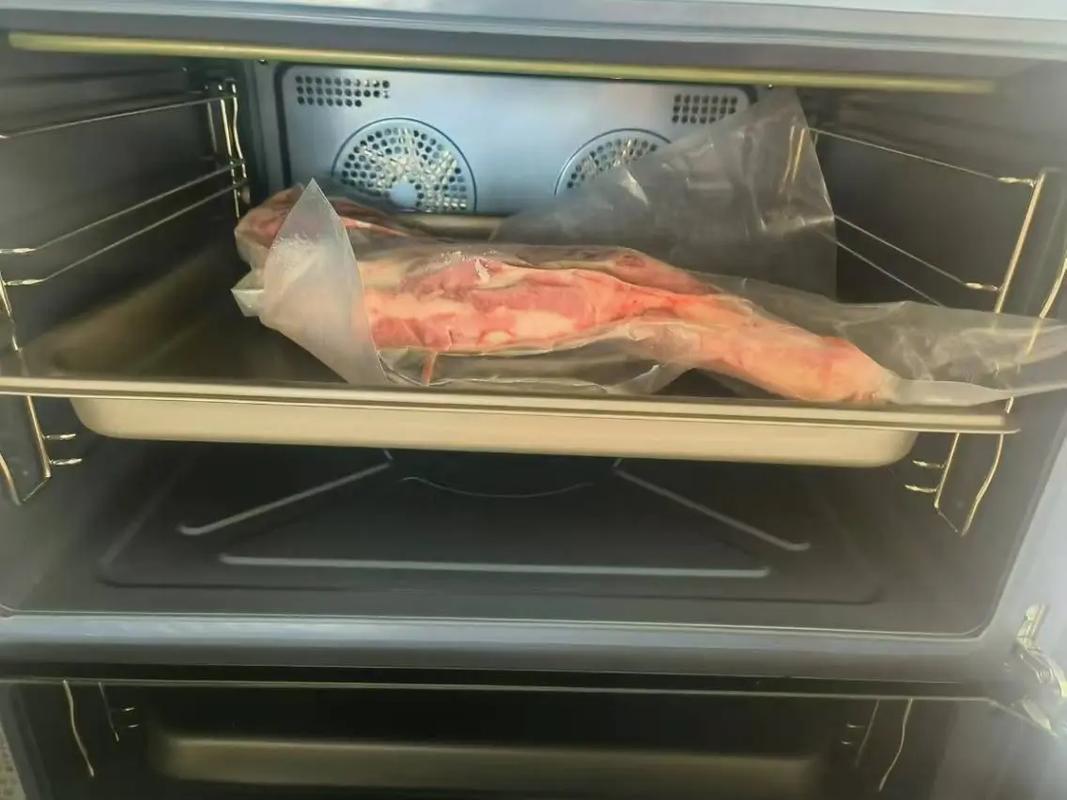女子用“厨房神器”烤肉致全家中毒