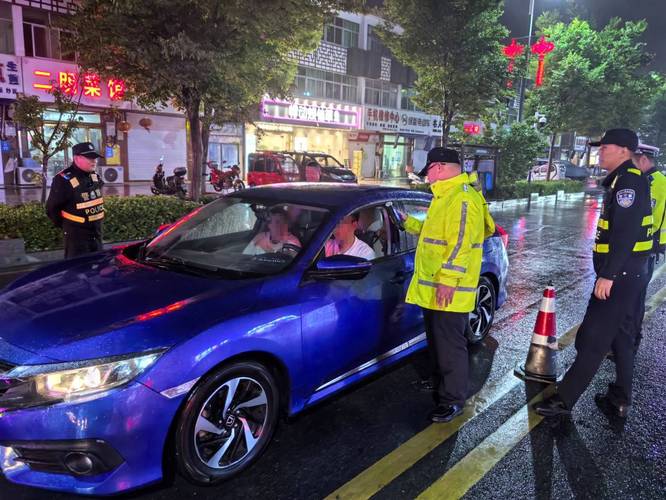 河南南阳辟谣“法院警车接亲”