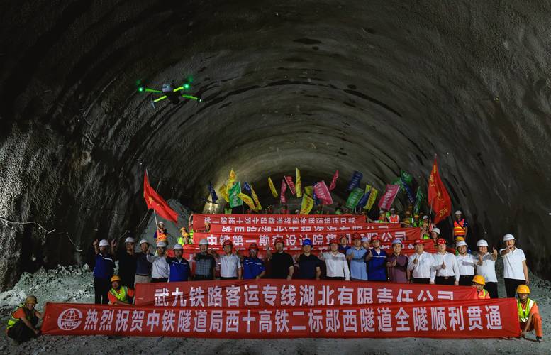 合武高铁湖北段首座隧道顺利贯通