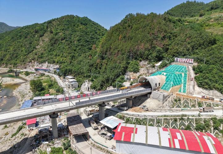 合武高铁湖北段首座隧道顺利贯通