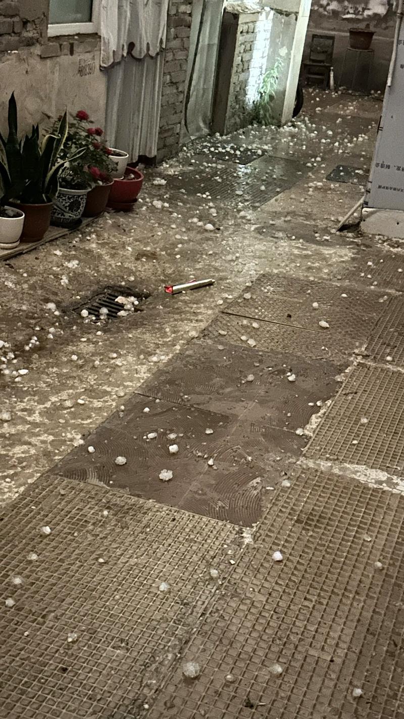 实拍北京冰雹：像天空在倒冰块