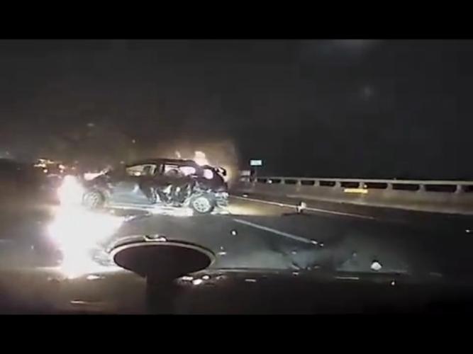 台湾一卡车撞桥油箱飞出瞬间爆燃