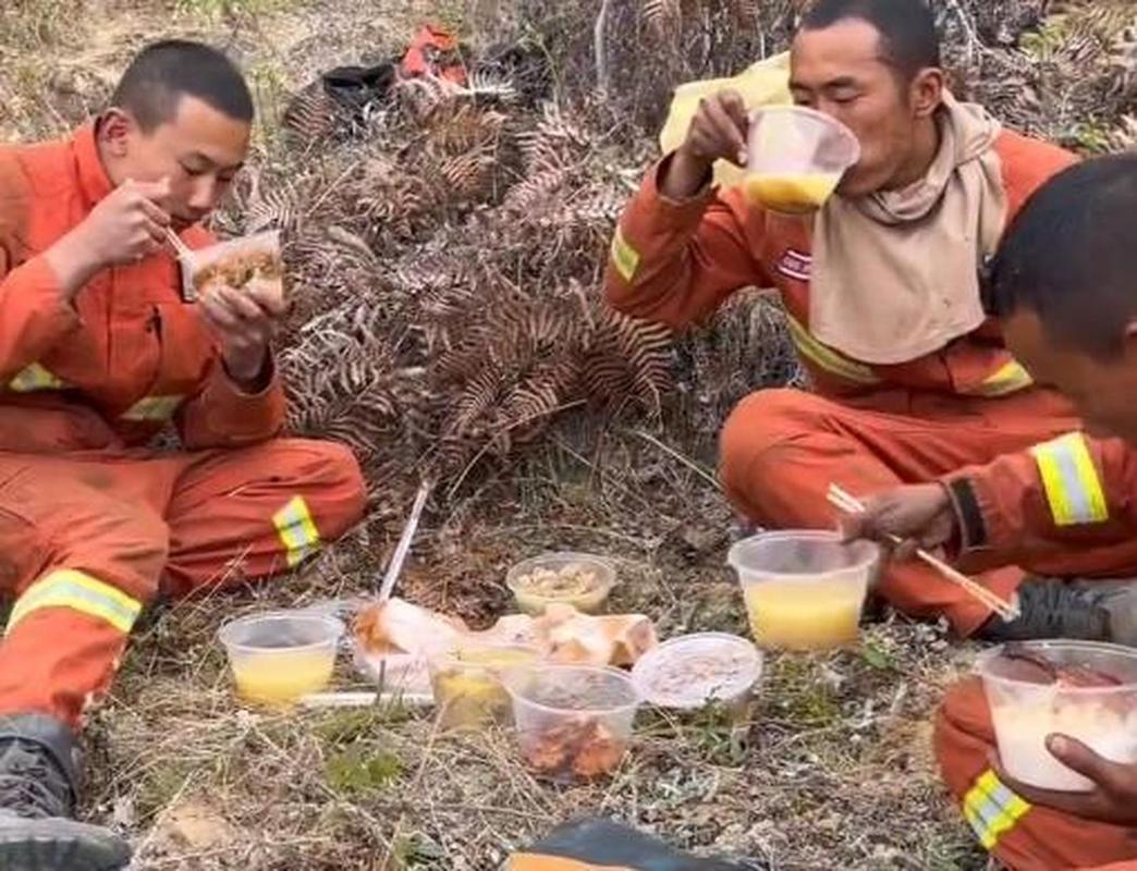 男子炖鸡时酣睡 醒来身边站满消防员