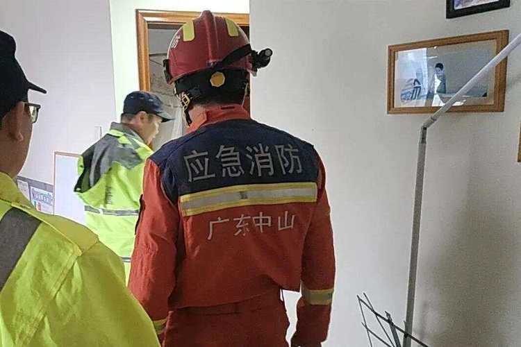 男子炖鸡时酣睡 醒来身边站满消防员