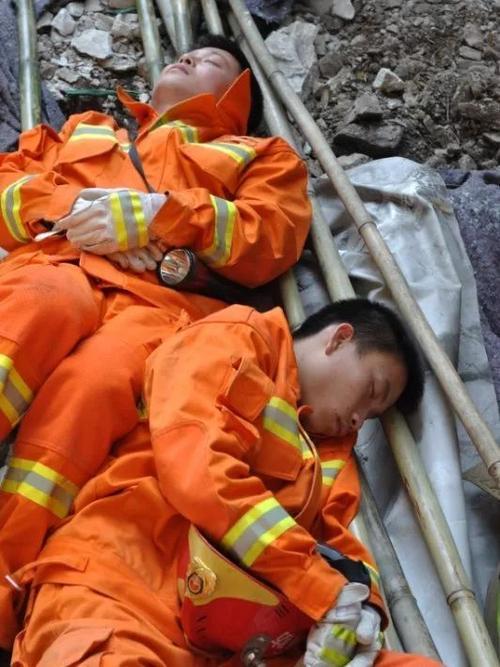 男子炖鸡时酣睡 醒来身边站满消防员