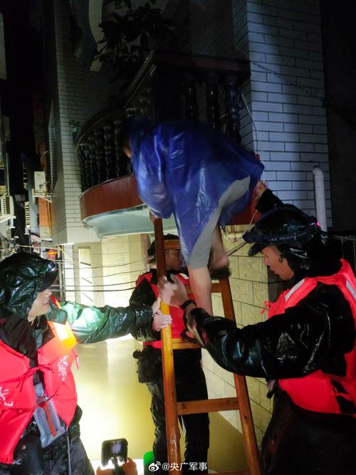 大雨中游客纷纷帮执勤武警战士撑伞