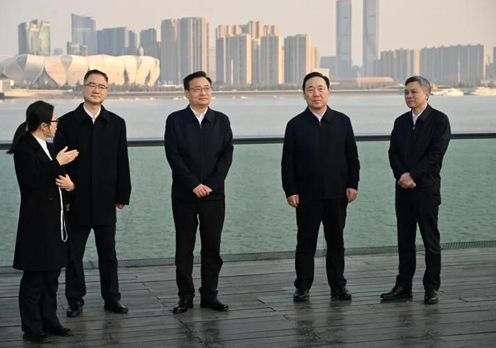 省委书记率团访问 坐进飞机驾驶室