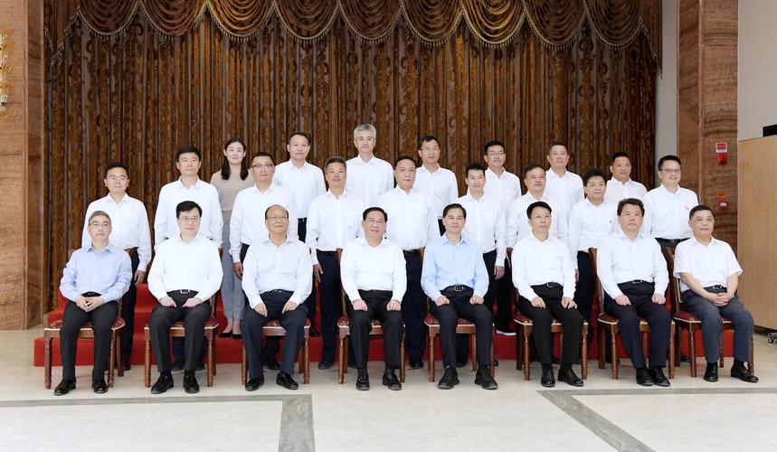 省委书记率团访问 坐进飞机驾驶室