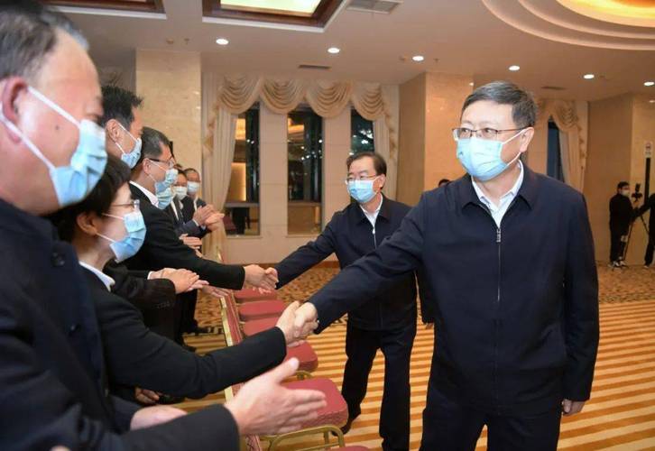 省委书记率团访问 坐进飞机驾驶室