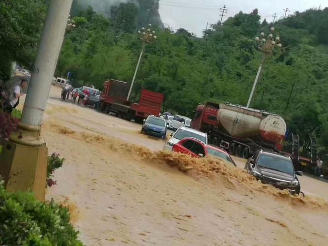 贵州印江暴雨引发城区内涝