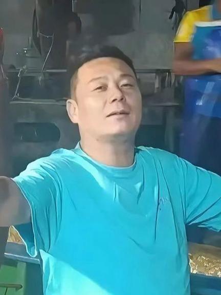 福建一渔民捕获巨型石斑：长1.8米