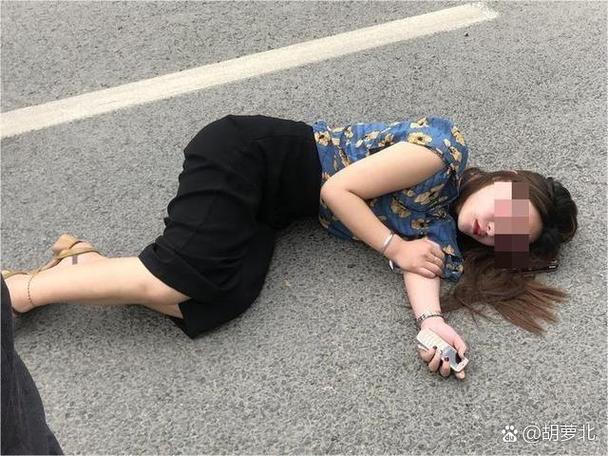 女子为方便自己过马路竟扳倒护栏