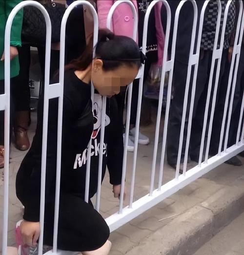 女子为方便自己过马路竟扳倒护栏