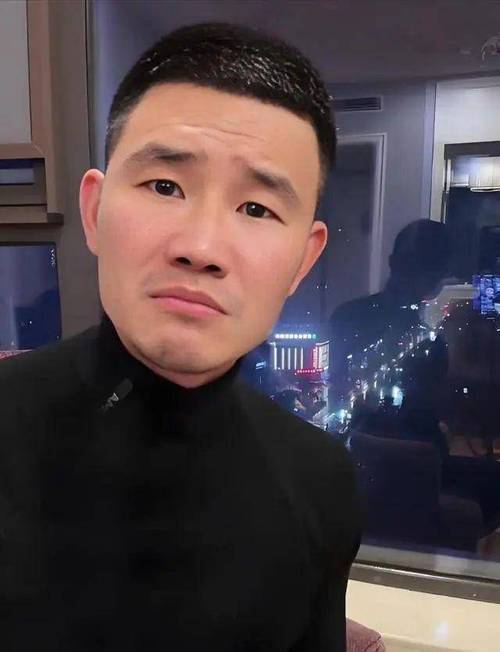 “嘎子”谢孟伟回应直播穿警服骂人