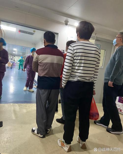 多名穿病号服老人医院门前干活