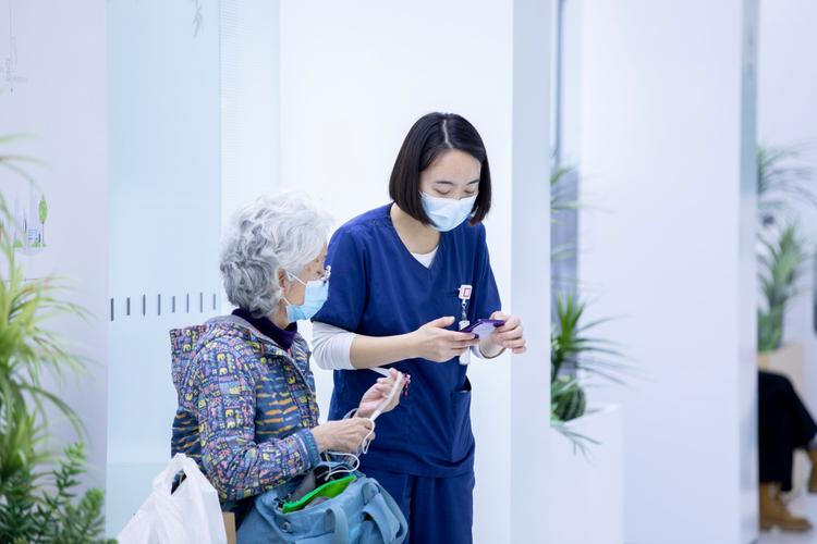 多名穿病号服老人医院门前干活
