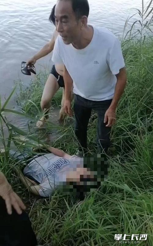中国游客用嘴咬住落水女子头发救人