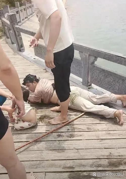 中国游客用嘴咬住落水女子头发救人