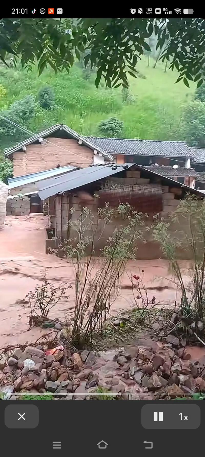 陕西暴雨 两老人刚出来房子就塌了
