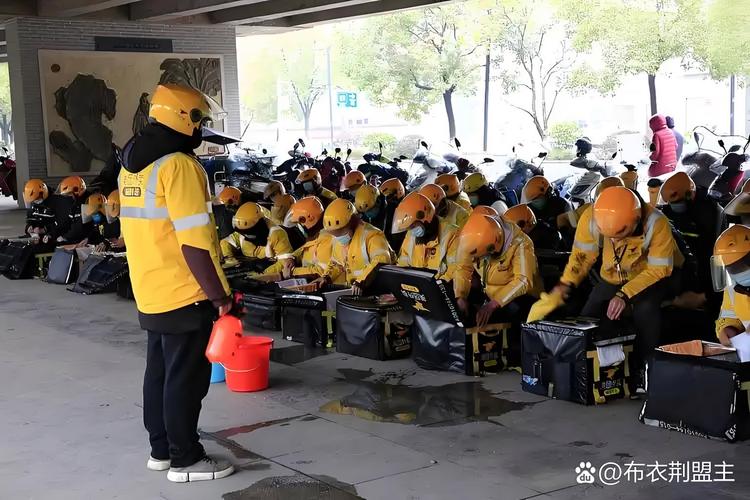 多地干部体验送外卖送快递