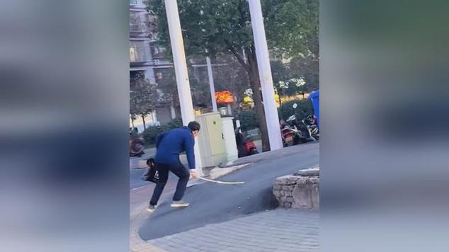 广州不锈钢盲道引发多人摔倒